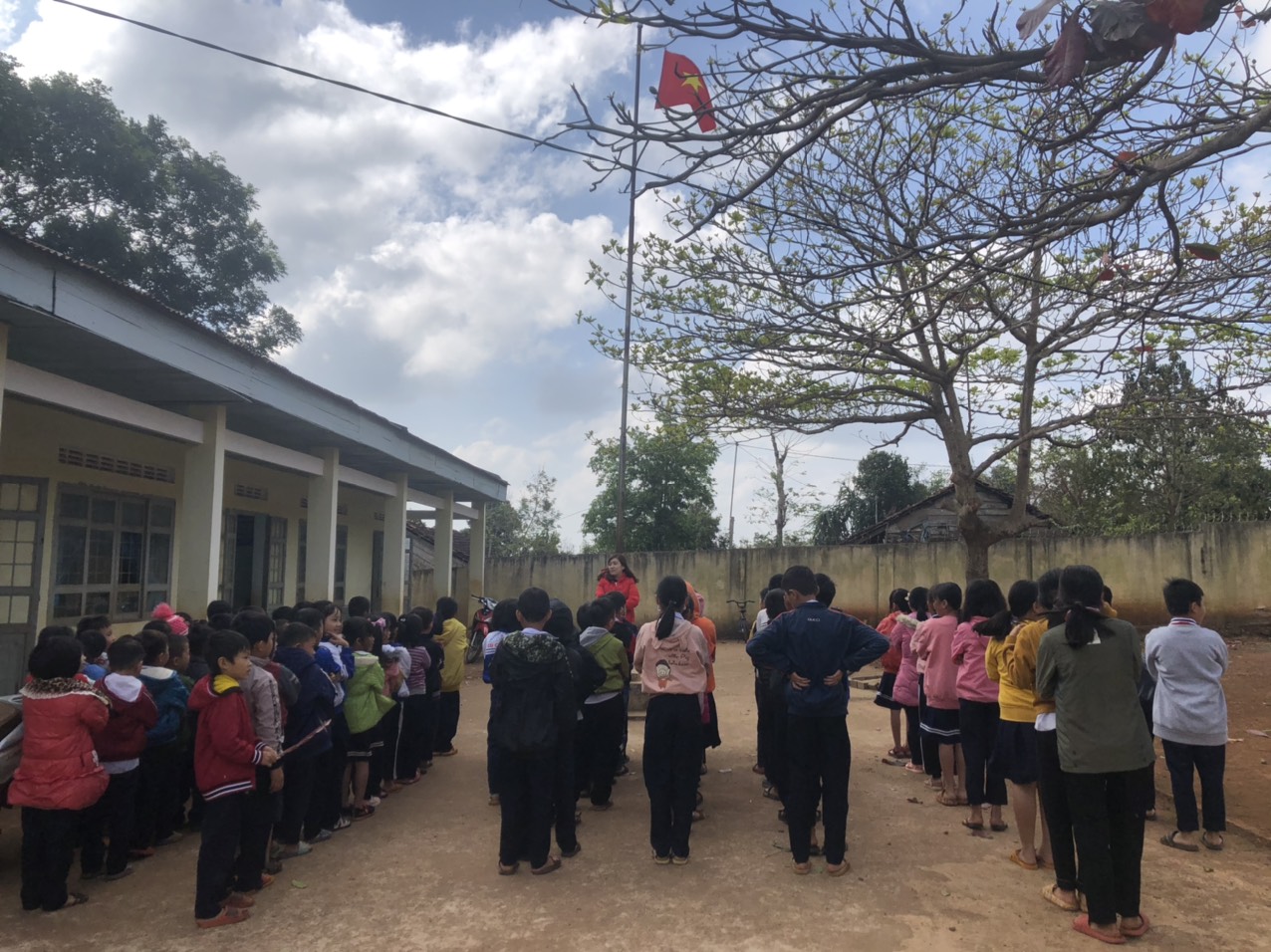 Tuyên truyền phòng chống dịch Covid 19 đến các em học sinh.