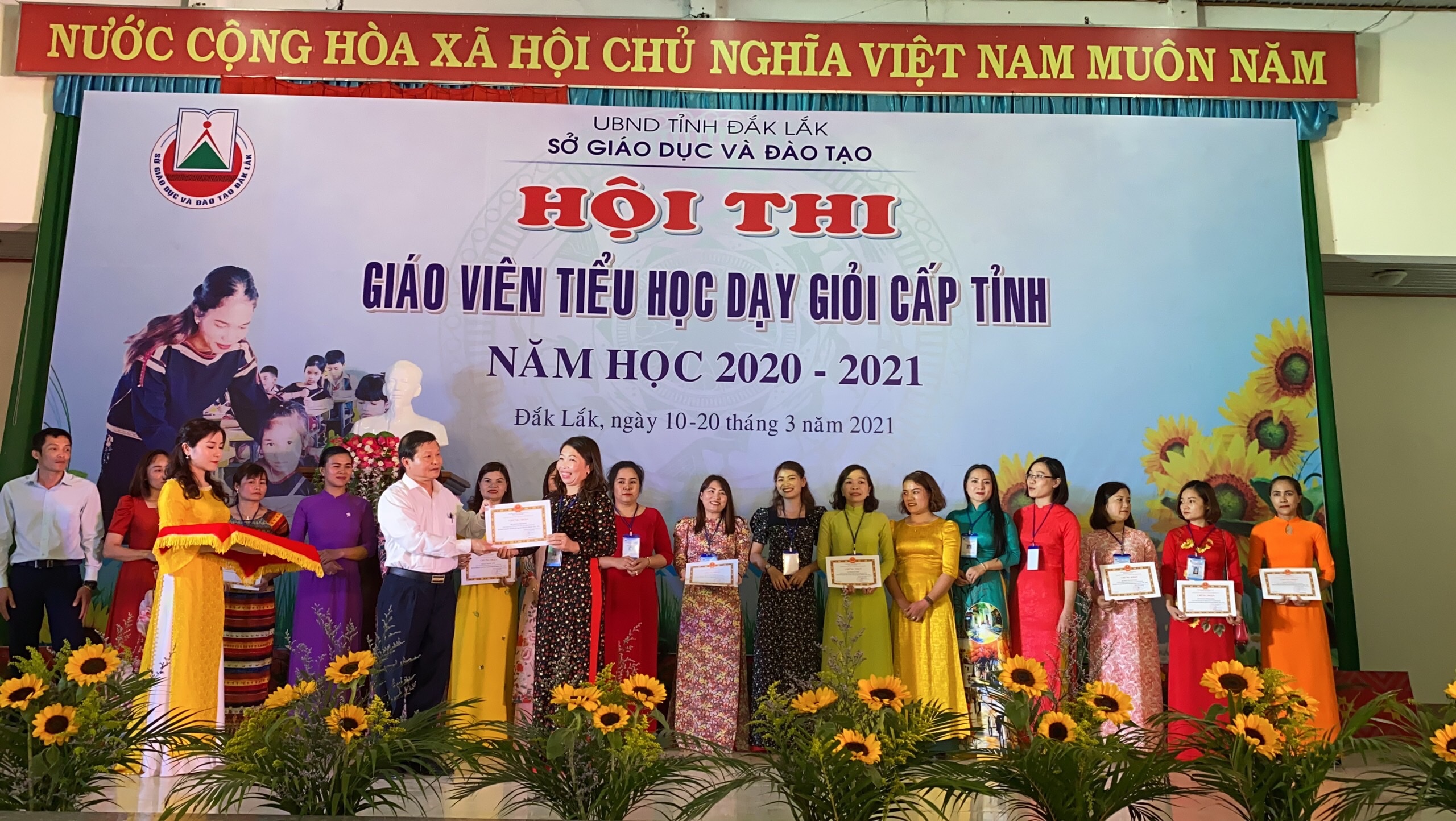 Vinh dự danh hiệu giáo viên tiểu học dạy giỏi cấp Tỉnh, năm học 2020 – 2021 Vinh dự danh hiệu giáo viên tiểu học dạy giỏi cấp Tỉnh, năm học 2020 – 2021